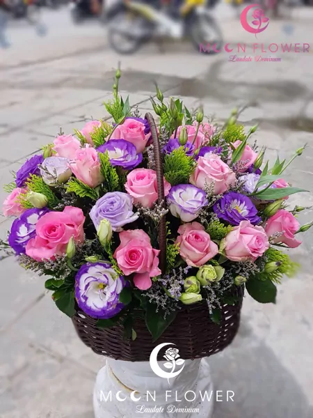 Giỏ hoa tặng sinh nhật hồng sen cát tường tím