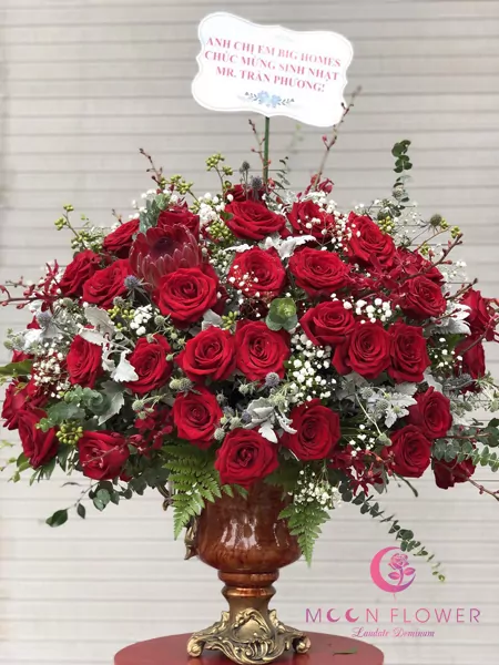 Dịch vụ điện hoa 20/10 tại Hà Nội bình hoa hồng đỏ tặng đối tác nữ