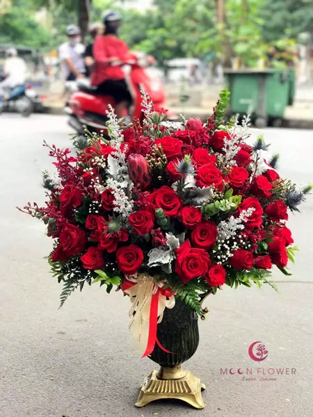 Bình hoa tặng ngày 20/10 bình hồng đỏ nhập huyền bí