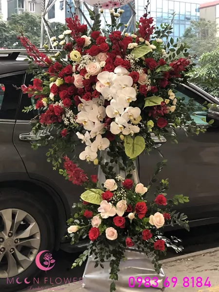 Lẵng hoa chúc mừng kỷ niệm ngày thành lập công ty tông đỏ trắng