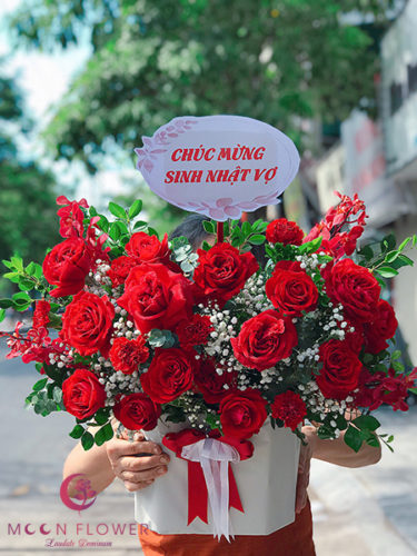 Giỏ hoa hồng đỏ tặng vợ - Quan Tâm
