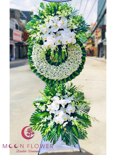 Vòng hoa lan trắng tại Hà Nội - Thanh Tịnh