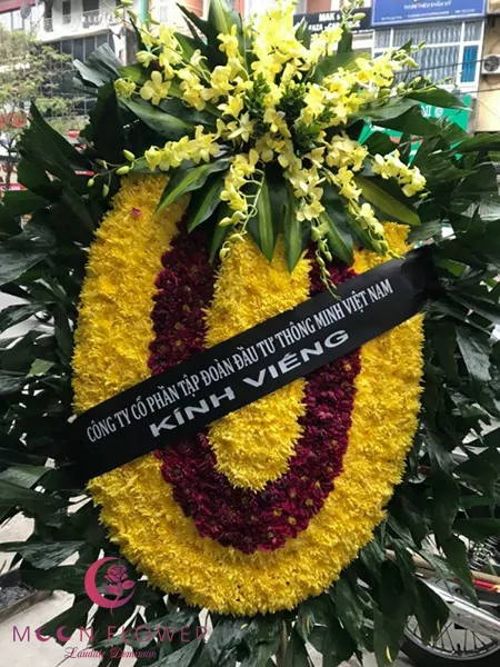 Vòng hoa tươi - Thành Kính