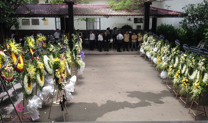 Chụp ảnh hoa tại sân nhà tang lễ