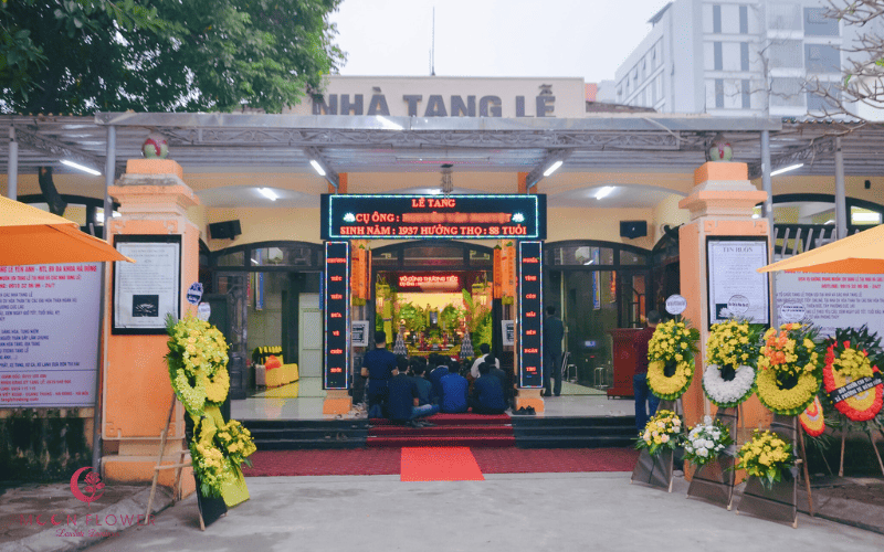 Cửa hàng vòng hoa đám tang bệnh viện Đa Khoa Hà Đông ngay gần cổng nhà tang lễ