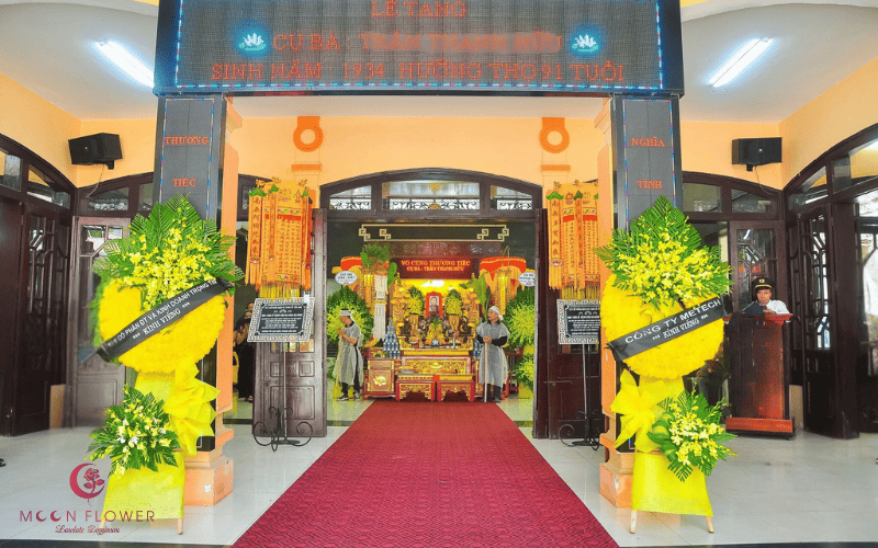 Vòng hoa nhà tang lễ BVĐK Hà Đông trang nghiêm, thành kính, phù hợp với không gian đám tang