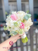 Hoa cầm tay cô dâu tulip - Hạnh phúc viên mãn