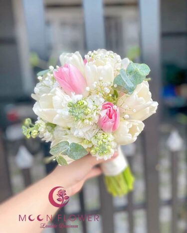 Hoa cầm tay cô dâu tulip - Hạnh phúc viên mãn