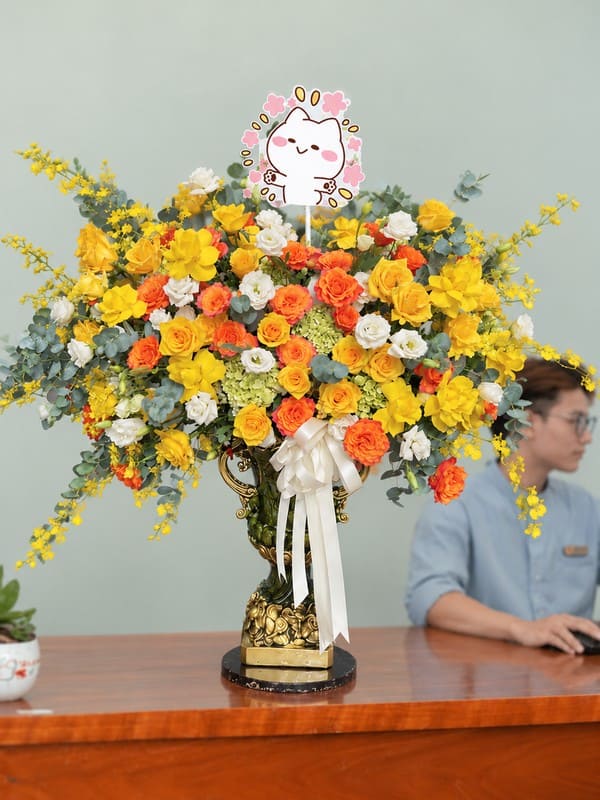 Bình hoa chúc mừng sinh nhật - Nắng Mới đẹp sang trọng làm nổi bật không gian