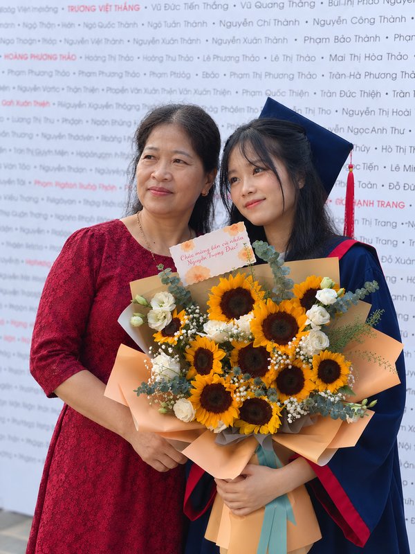 Bó hoa hướng dương mừng sinh nhật - Niềm Hạnh Phúc rạng rỡ mang đến sắc màu tươi sáng lời chúc thành công làm nổi bật khoảnh khắc mẹ chúc mừng con gái lưu giữ niềm tự hào hạnh phúc