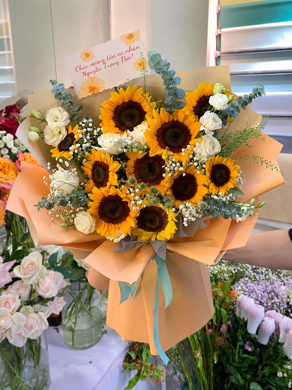 Bó hoa hướng dương mừng sinh nhật Niềm Hạnh Phúc nổi bật giữa shop hoa tươi mang sắc vàng rạng rỡ với ý nghĩa thành công khởi đầu mới