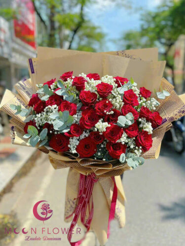 Bó hoa hồng đỏ tặng Valentine Sánh Vai
