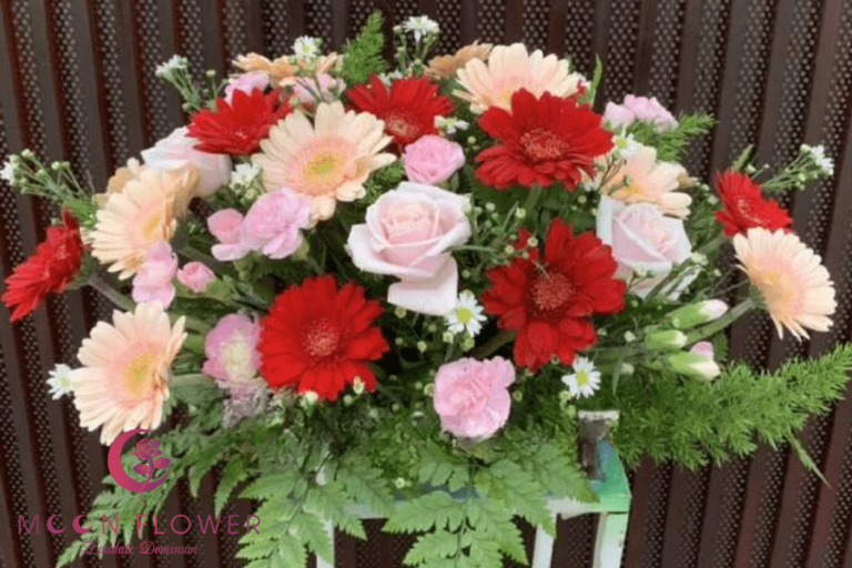 Bát hoa để bàn hội nghị - Mở Lòng