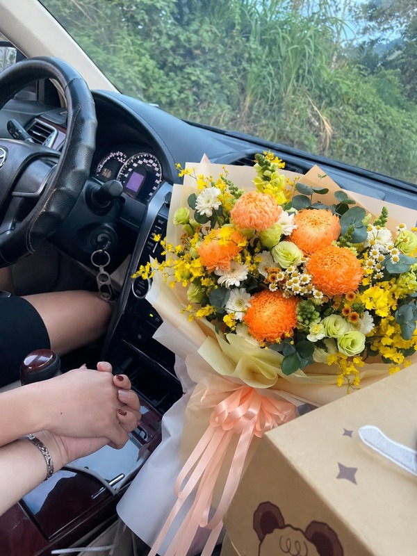 Bó hoa Gửi Trọn Yêu Thương với sắc cam vàng rực rỡ trong giấy gói thanh lịch mang lại vẻ đẹp tinh tế tươi tắn và đầy cuốn hút