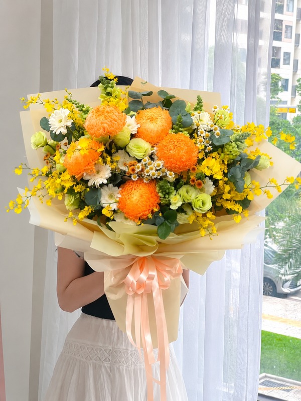 Bos hoa sinh nhật Gửi Trọn Yêu Thương với sắc màu rực rỡ nổi bật giữa sắc xanh thiên nhiên dịu dàng mà đầy sức sống