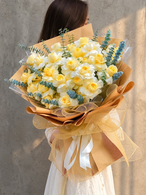 Bó hoa tặng sinh nhật Ngày Nắng Lên vàng kem nổi bật tôn lên vẻ dịu dàng sang rọng