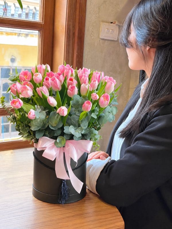 Giỏ hoa Gửi yêu Thương trong không gian nắng ấm tạo nên khoảnh khắc ấm áp dịu dàng và đầy ý nghĩa yêu thương