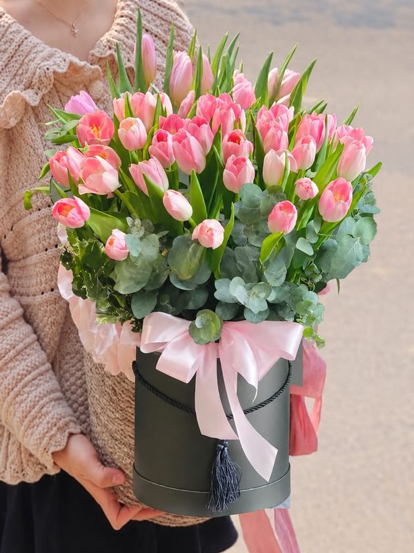 Giỏ hoa sinh nhật - Gửi Yêu Thương nổi bật với thiết kế tinh tế mềm mại sang trọng tạo nên vẻ đẹp tinh tế ngọt ngào