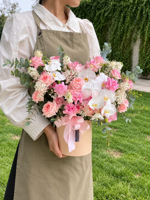Giỏ hoa sinh nhật - Tuổi Thanh Xuân với gam màu hồng trắng hòa quyện tạo nên tổng thể thanh lịch đầy quấn hút