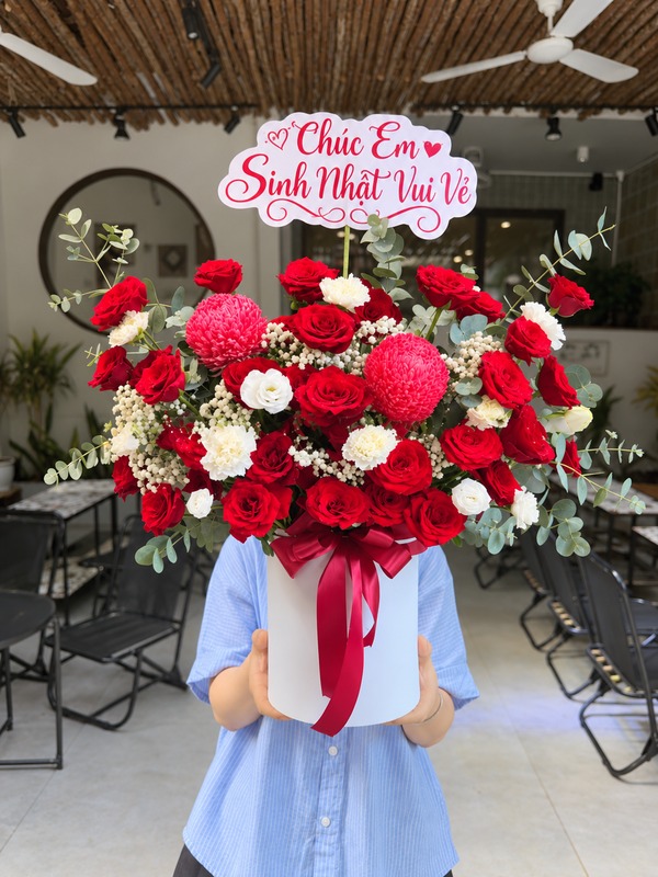 Lẵng hoa Vị Hạnh Phúc nổi bật giữa không gian hiện đại mang vẻ đẹp rực rỡ  ấm áp gửi gắm lời yêu thương đầy ý nghĩa 