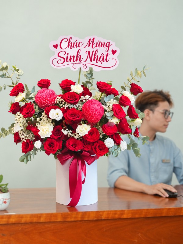 Lẵng hoa mừng sinh nhật - Vị Hạnh Phúc đỏ rực rỡ tạo điểm nhấn sang trọng gửi lời chúc may mắn