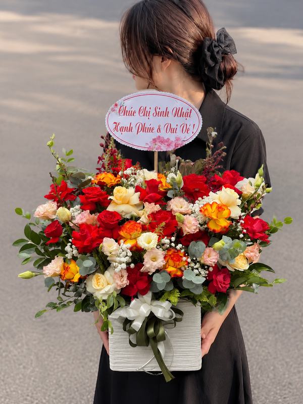 Lẵng hoa mừng sinh nhật Kiêu Sa tỏa sáng rực rỡ đầy thu hút