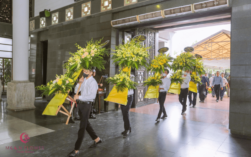Đặt vòng hoa số 5 Trần Thánh Tông sẽ có nhân viên nhà tang lễ mang hoa vào viếng rất trang trọng, lịch sự