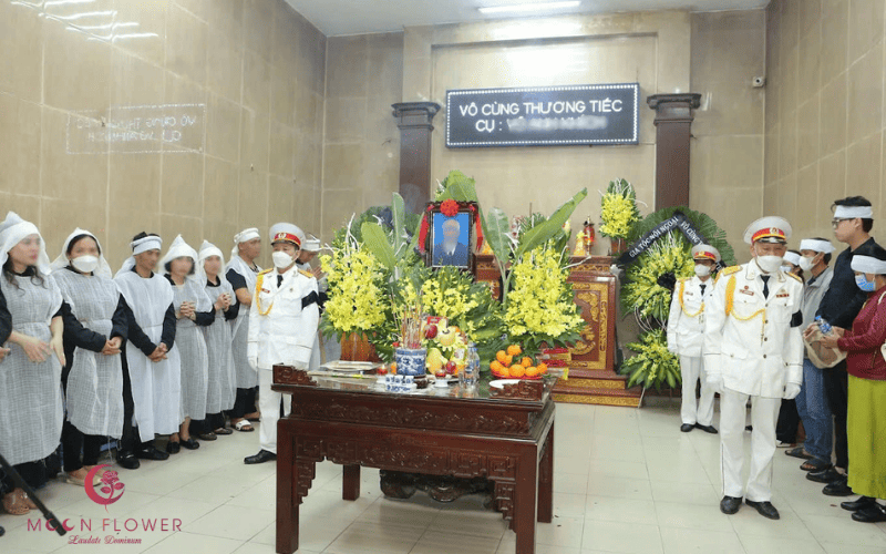 Đặt vòng hoa Nhà tang lễ Bệnh viện Đống Đa thành kính