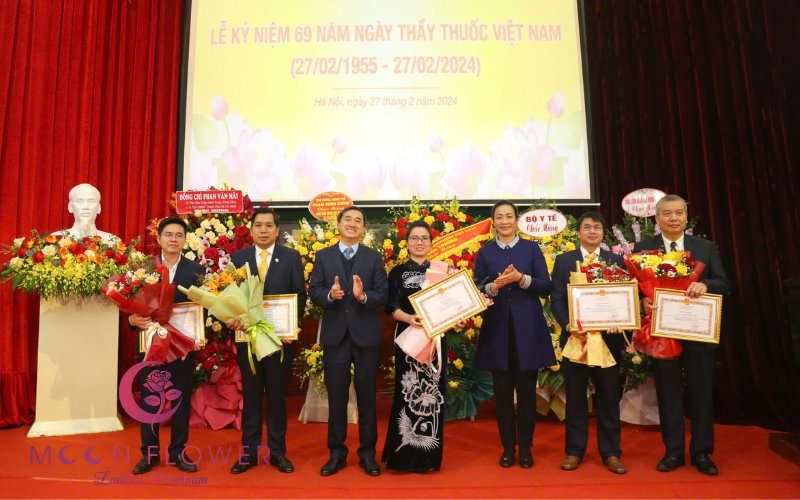 Bó hoa tặng hội nghị trong lễ kỷ niệm ngày thầy thuốc Việt Nam