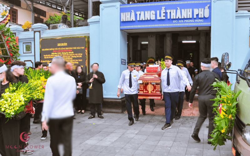 Bán vòng hoa Phùng Hưng, dịch vụ thuận tiện cho gia quyến và người thân tới thăm viếng