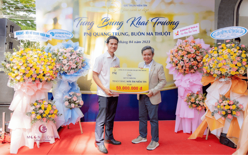 Lãng hoa khai trương tiệm vàng bạc đá quý PNJ