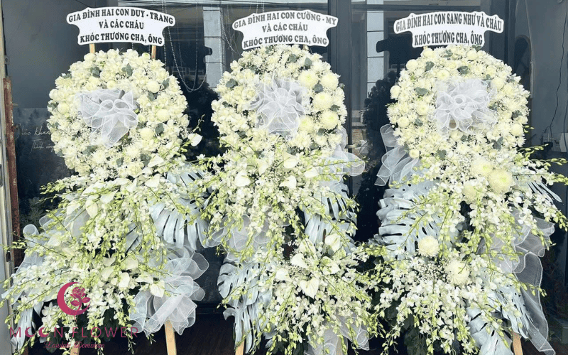 Vòng hoa đám tang trắng tại quận 1