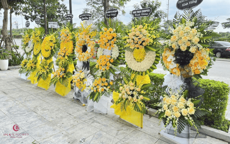 Kệ hoa viếng màu vàng tại Thủ Đức