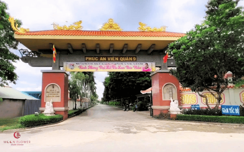 Cổng vào Phúc An Viên