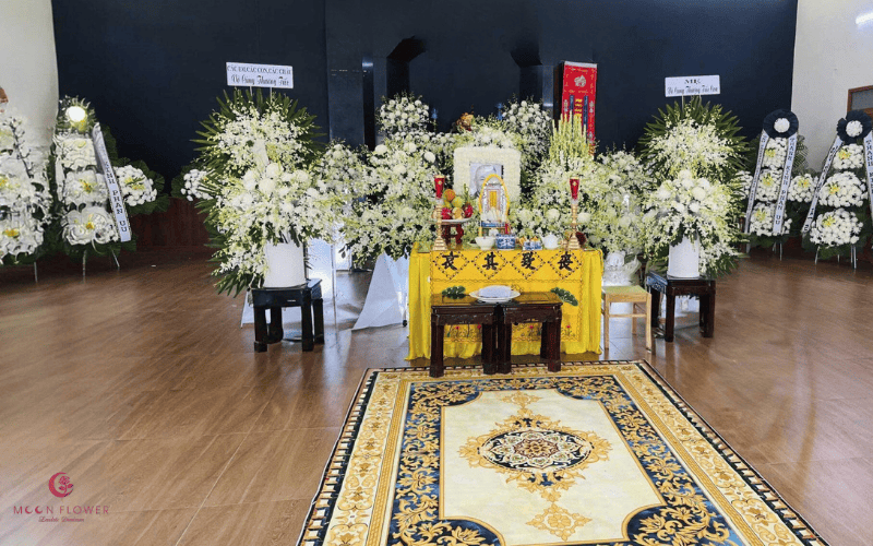 Đặt vòng hoa màu trắng tại Thủ Đức