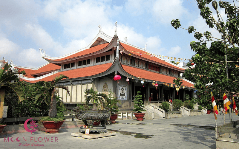 Phật điện chùa Vĩnh Nghiêm