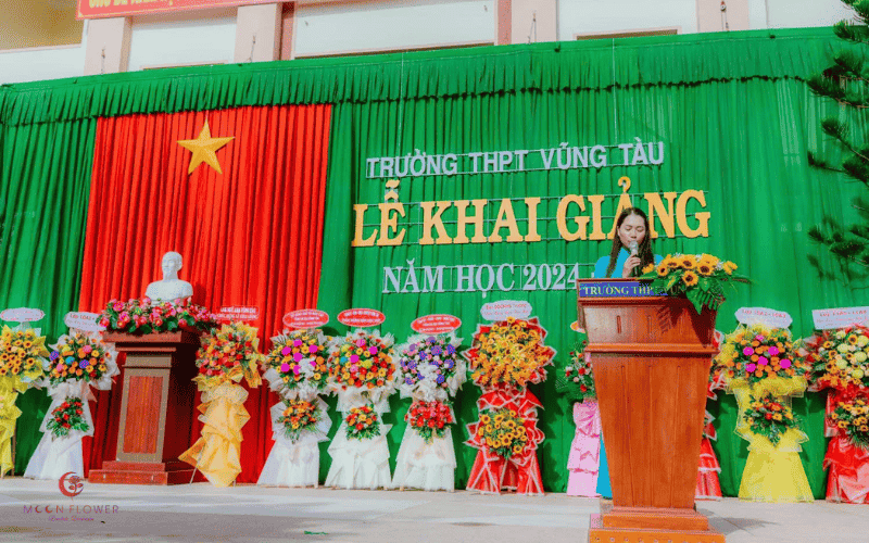Vì sao nên tặng hoa chúc mừng khai giảng