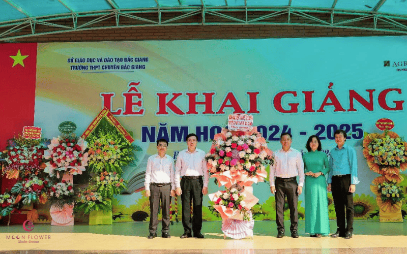 Hoa chúc mừng năm học mới màu hồng tươi sáng