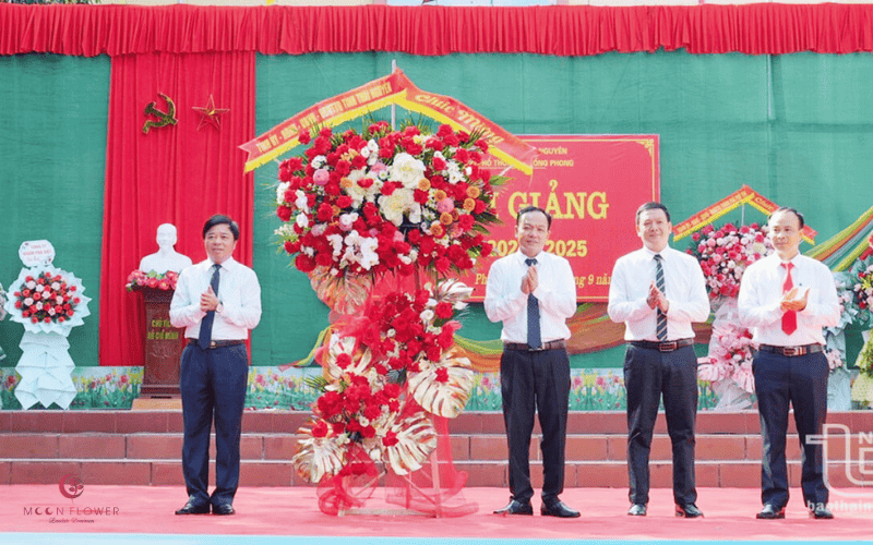 Kệ hoa tặng khai giảng hồng đỏ sang trọng