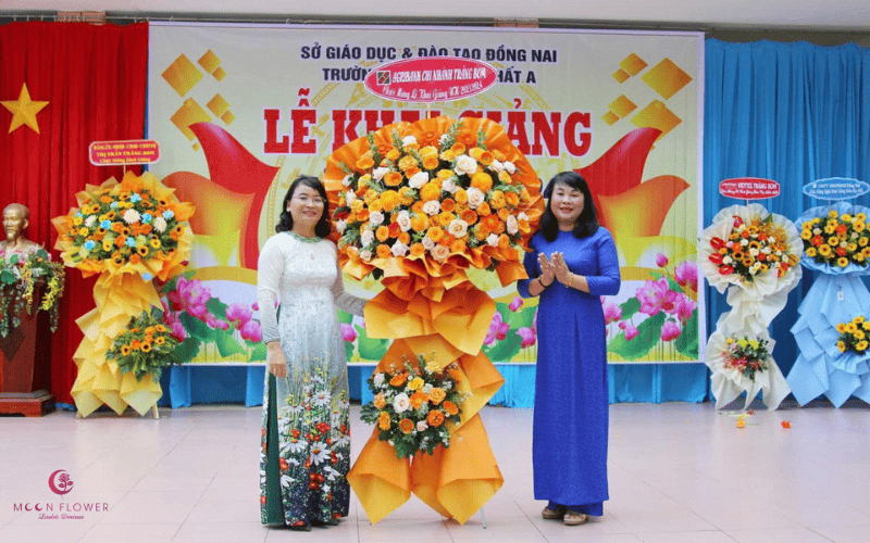 Kệ hoa khai giảng màu cam VIP