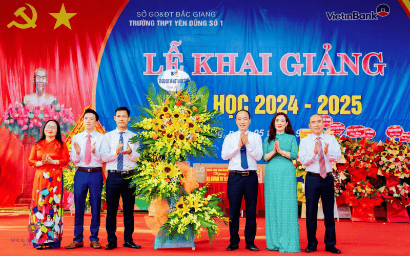 Kệ hoa khai trường hoa Hướng Dương ý nghĩa