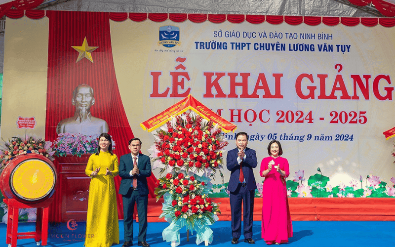 Lẵng hoa chúc mừng năm học mới hoa hồng đỏ tươi vui