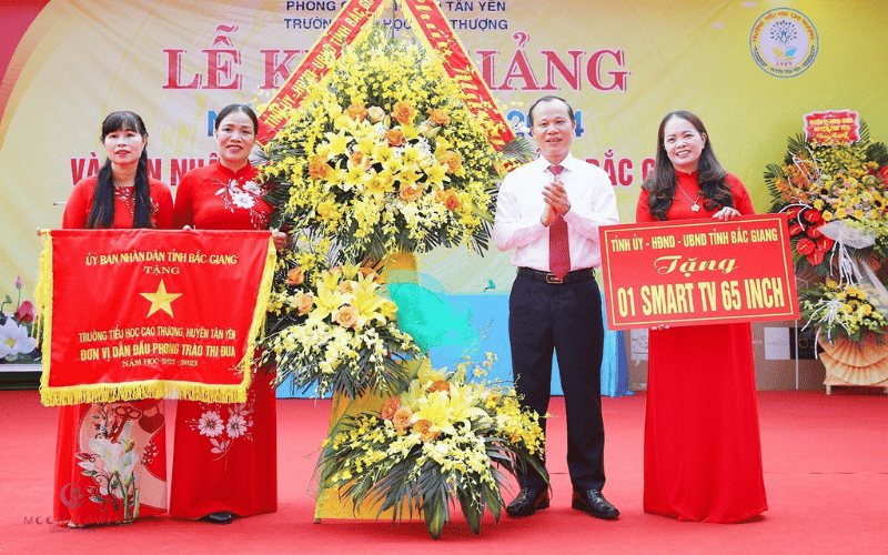 Lẵng hoa mừng khai giảng màu vàng