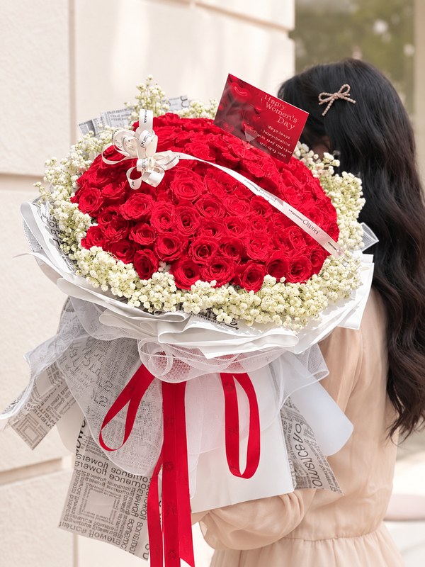 Bó hoa chúc mùng sinh nhật Sweet As You đỏ rực nổi bật mang vẻ đẹp sang trọng lãng mạn gửi gắm thông điệp yêu thương đầy trân trọng