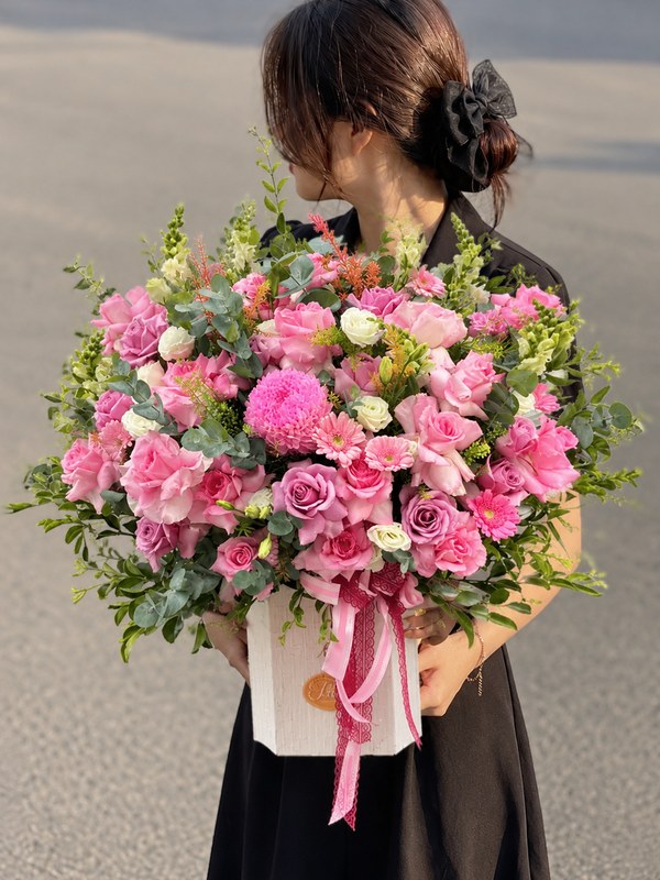 Lẵng hoa Áng Mây Thơ Mộng tươi tắn tôn lên vẻ đẹp dịu dàng sang trọng của người nhận