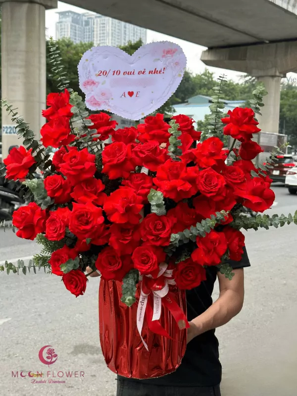 Giỏ hoa hồng đỏ nồng nhiệt
