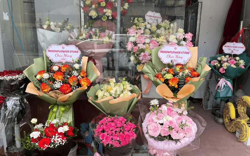 Chi nhánh Hoài Đức có nhiều mẫu hoa sẵn hàng ngày