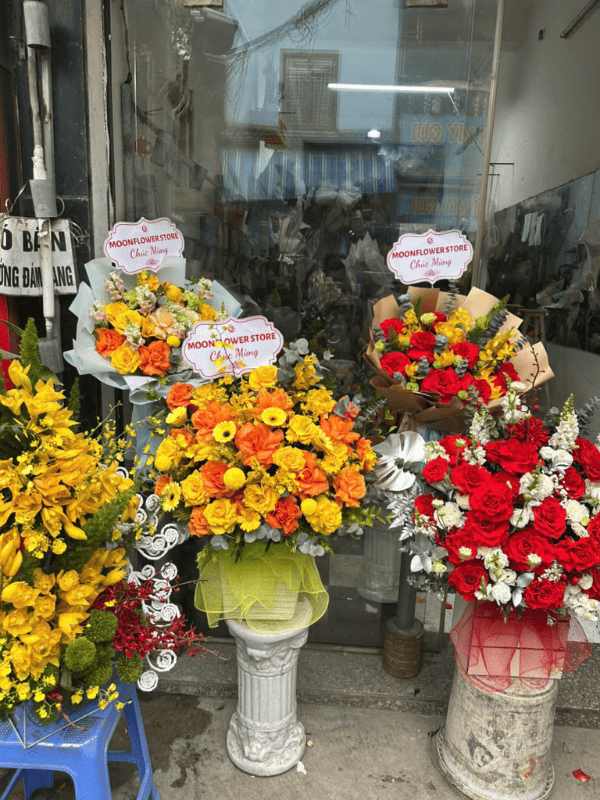 Cửa hàng có nhiều mẫu hoa có sẵn cho khách hàng