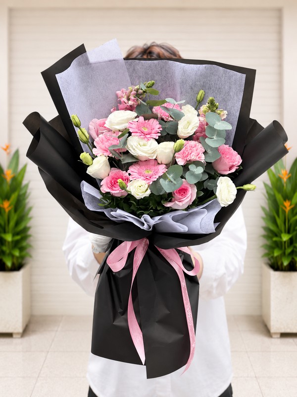 Bó hoa sinh nhật - Hương Tình Tháng Năm góp phần tạo không khí lãng mạn ấm ấp của buổi hẹn hò