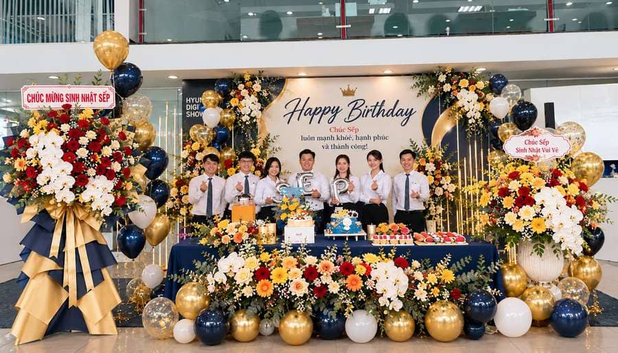 Bình hoa rực rỡ chúc mừng sinh nhật lãnh đạo đầy sang trọng ý nghĩa